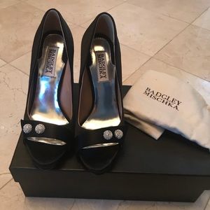 Badgley Mischka Simba black satin pumps size 5 1/2